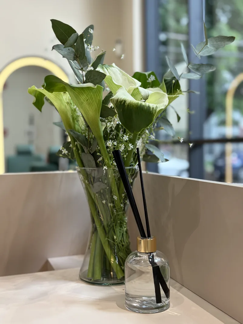 Flores e difusor de ambiente no balcão do studio